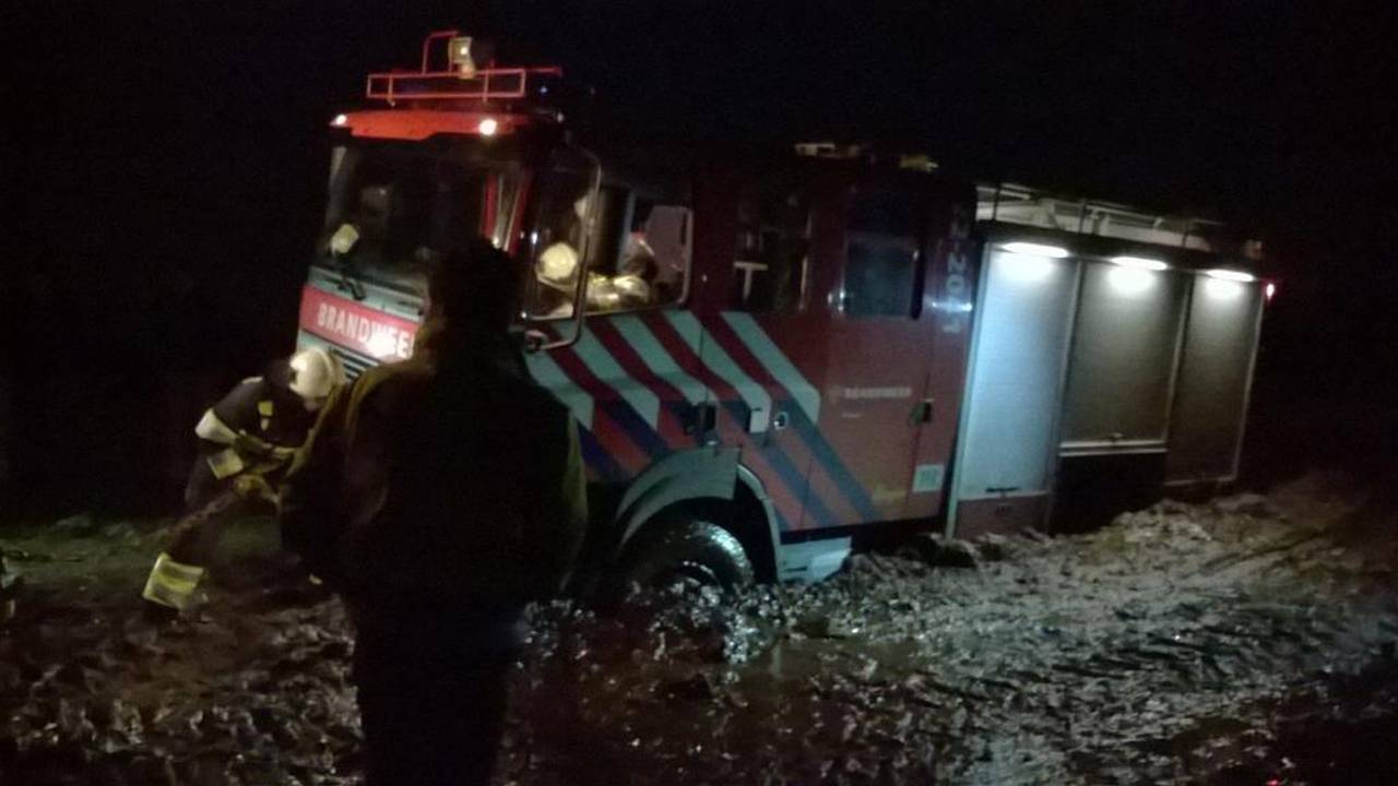 Muurvast in de blubber (Foto: @brigadierdeurne) 