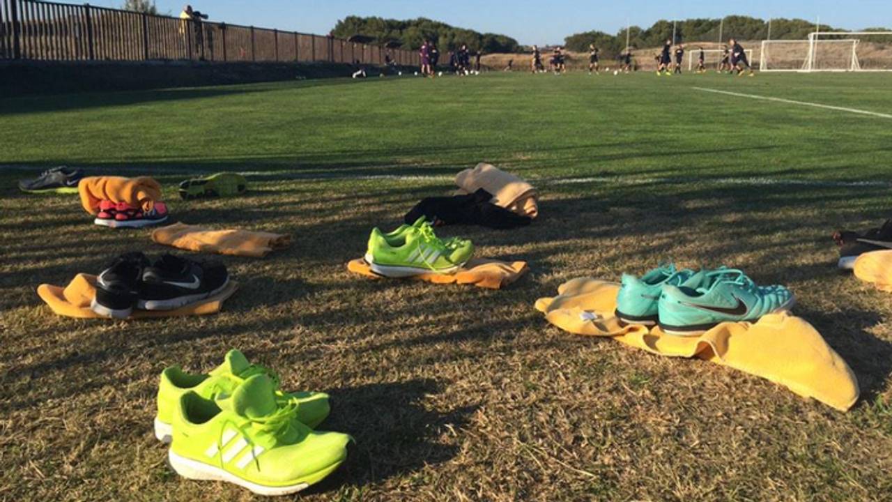 Sportschoenen spelers NAC in de Spaanse zon (bron: @NACnl / Twitter)