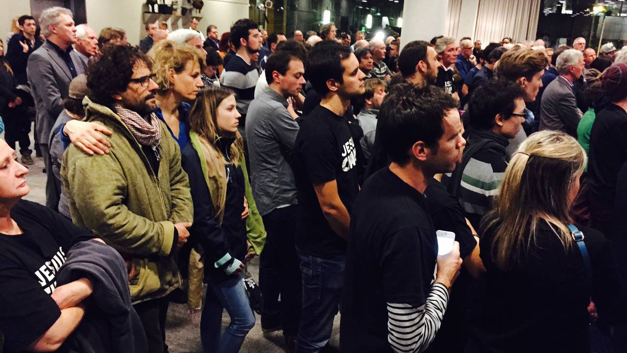 De stilte en overpeinzing over de aanslag in Parijs overheerst op verschillende plekken in Brabant