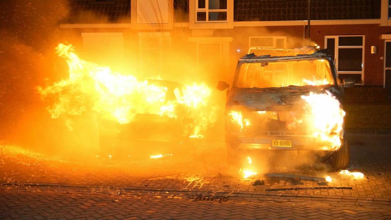 Brand verwoest voertuigen Waspik (foto: Martijn van Bijnen/FPMB)