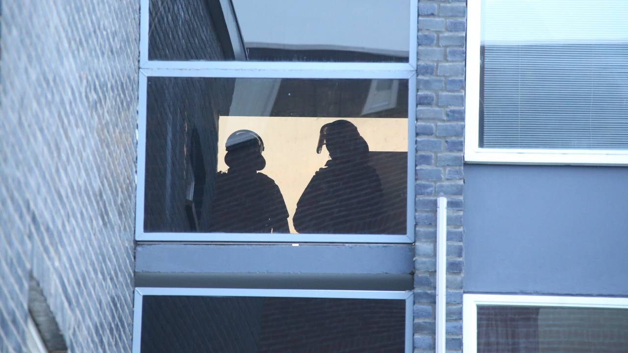 Politiemensen in het flatcomplex aan de Lidwinahof in Best