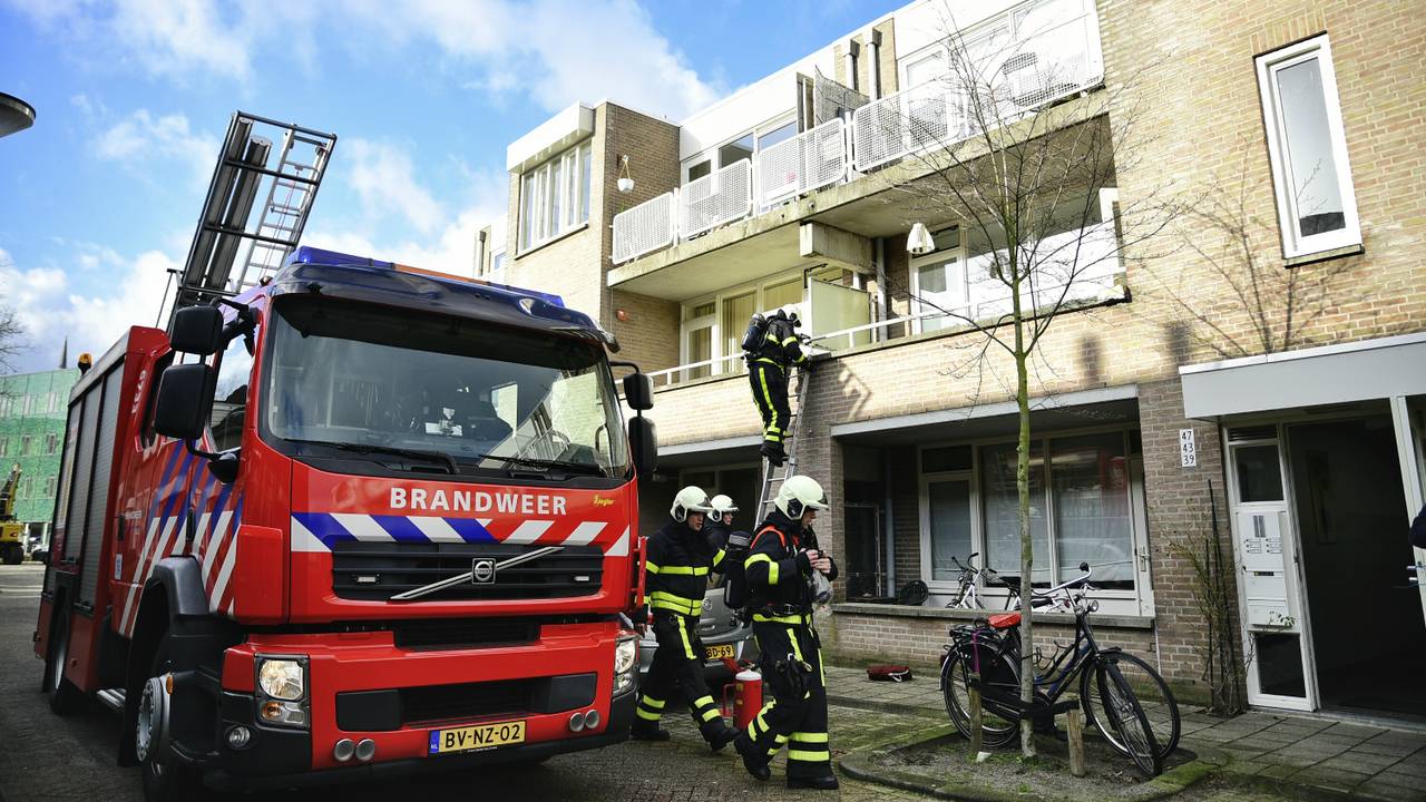 Brandweerlieden aan het werk in de Landsteinerstraat. Foto Jack Brekelmans/Persburo-BMS