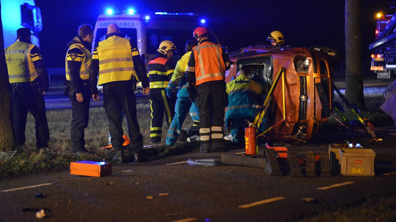 De auto eindigde op zijn kant. (Foto: Perry Roovers/SQ Vision)