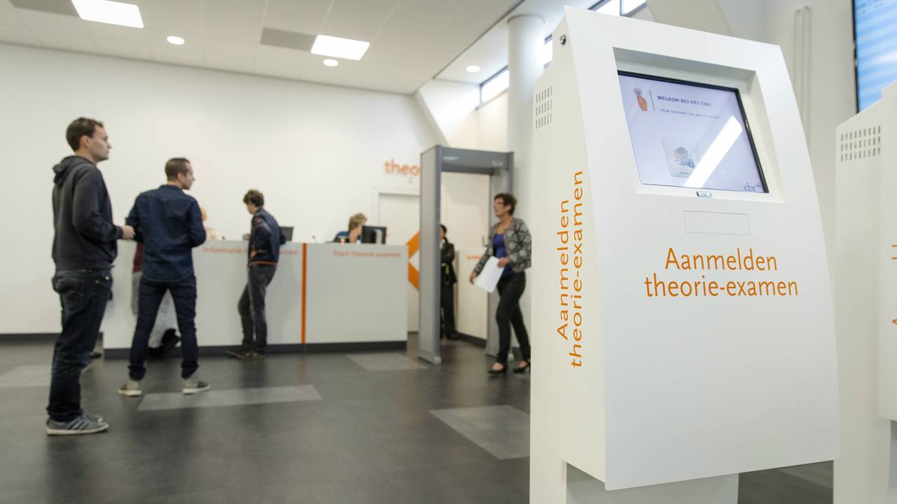 Op veel plekken kon er geen theorie-examen worden gedaan. (Foto: ANP)