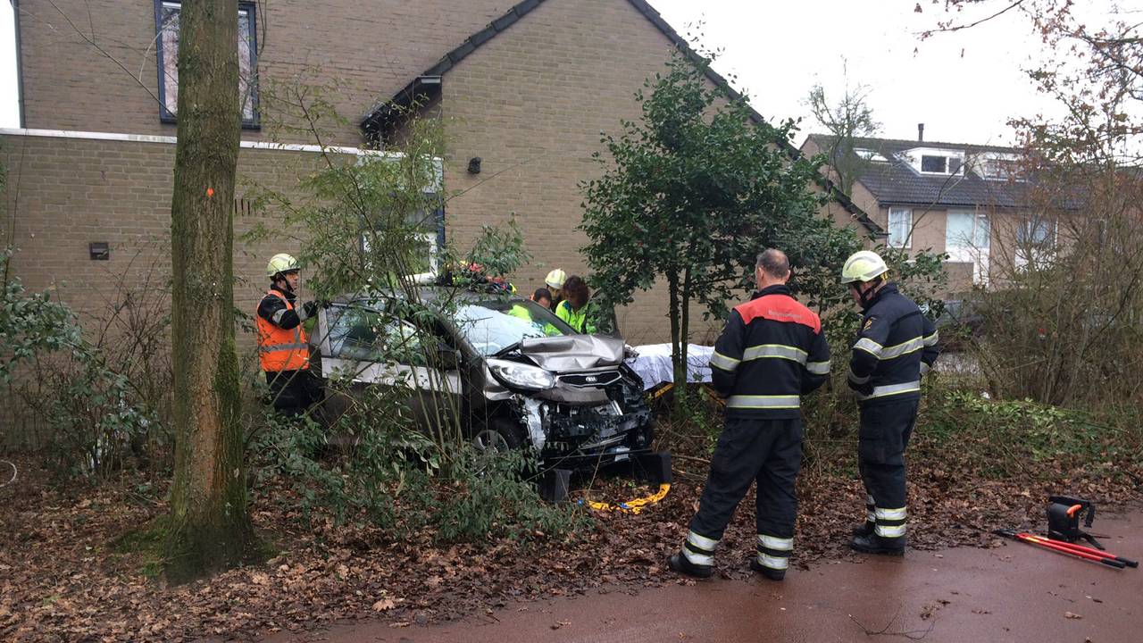 Auto Belandt Na Botsing In Tuin Aan Kasteellaan Eindhoven, Bestuurster ...