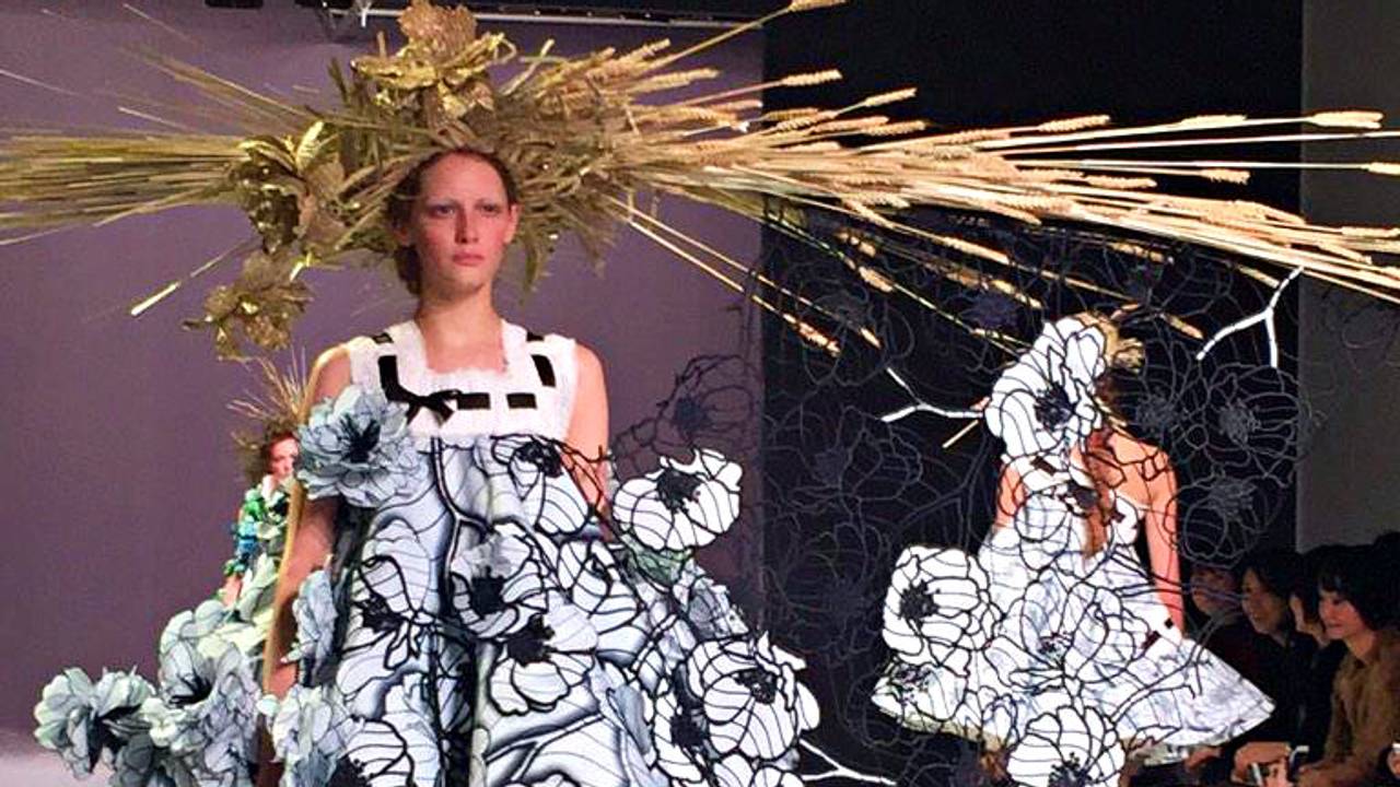 Bloemetjesjurk en strooien hoed volgens Viktor & Rolf. (Foto: Twitter/Viktor&Rolf)