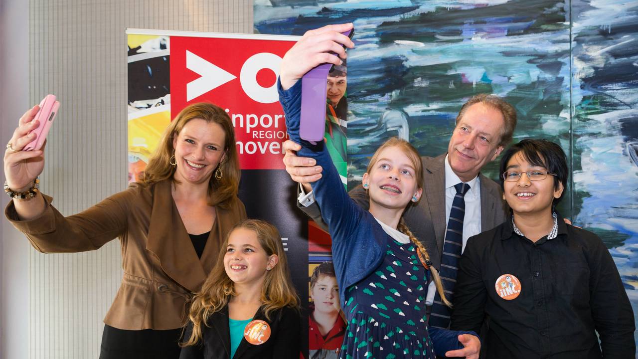 Burgemeester van Gijzel, Brainport-directeur Imke Carsouw en Lianne van Beurden, Marrit de Jager en