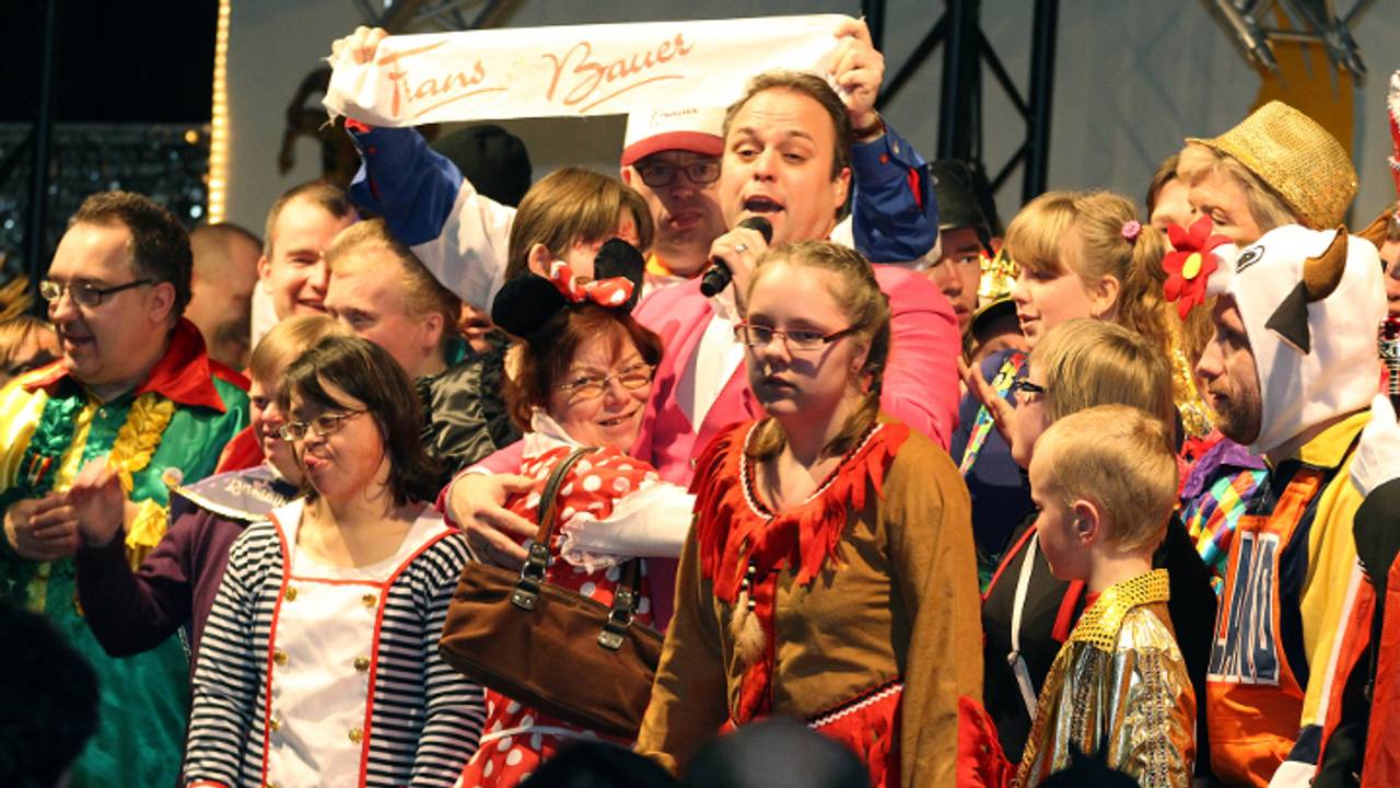 Frans Bauer treedt op tijdens Kiekendievenbal (foto: John Kuijsters)