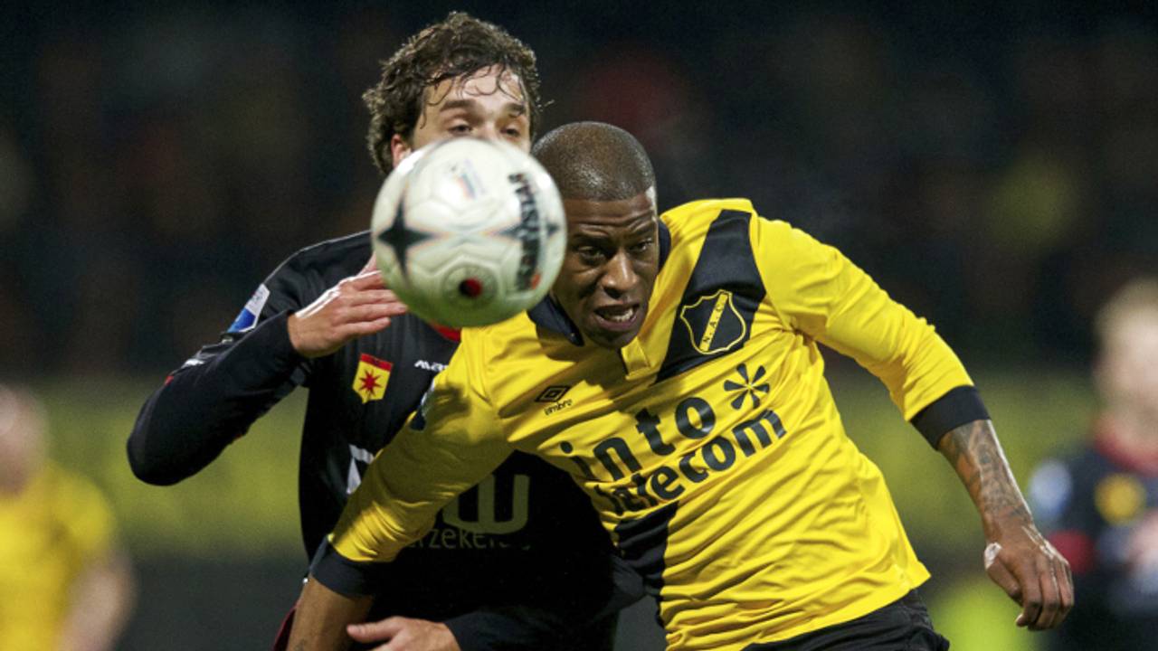 Mattheij en Fernandez vechten op de bal (foto: VI Images)