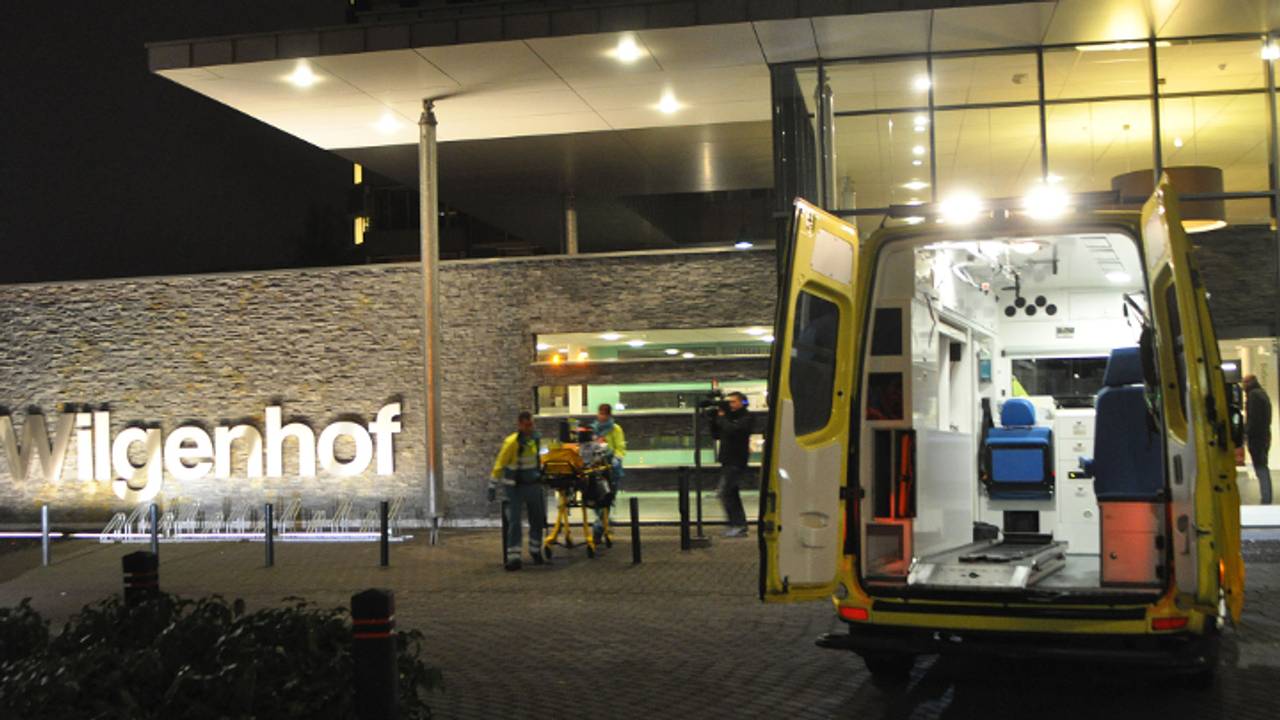 Man wordt naar ziekenhuis gebracht (foto: Arno van der Linden / SQ Vision)