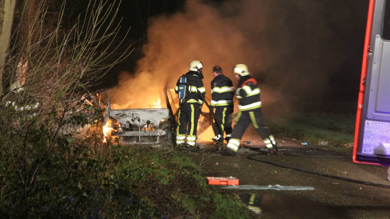 Brandweer vond vrouw naast haar auto na ontploffing (Foto AS Media)