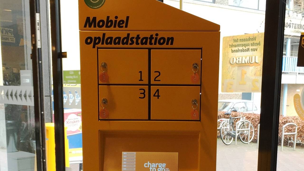 Een deel van de oplaadpaal voor mobiele apparatuur bij Jumbo(Foto: Jumbo)
