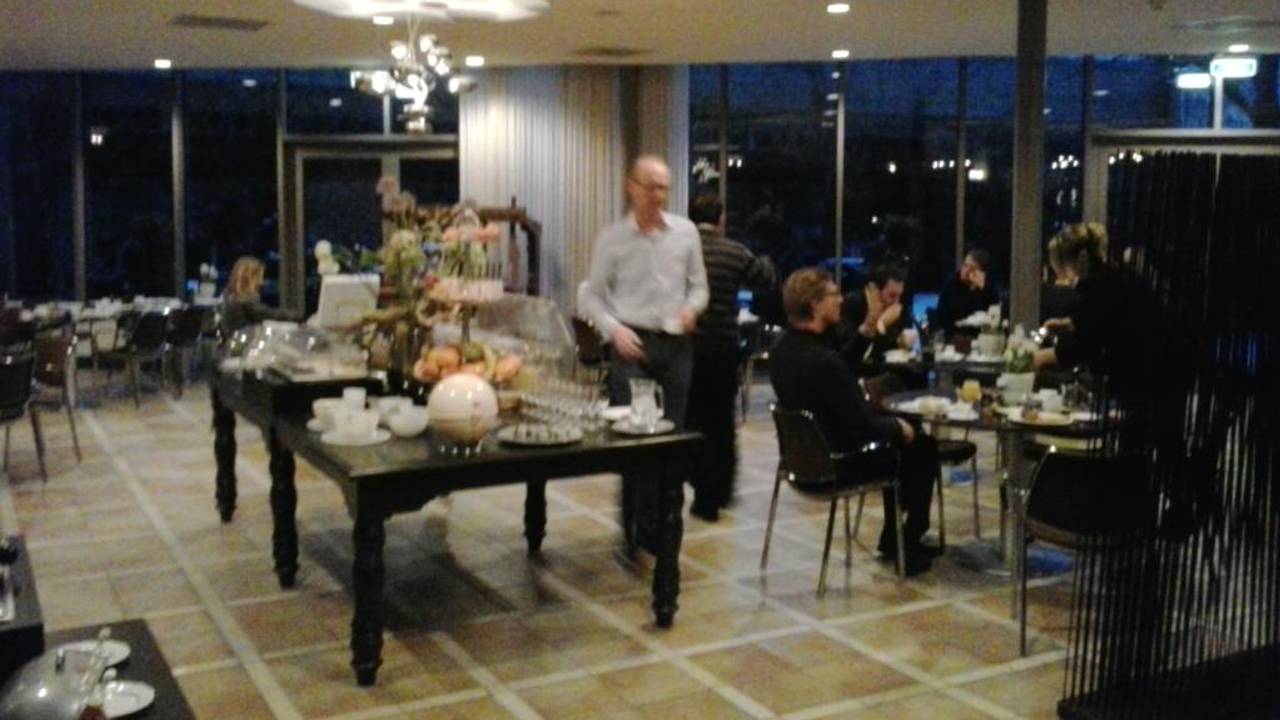 Al vroeg in de ontbijtzaal (foto: Emile Vaessen)