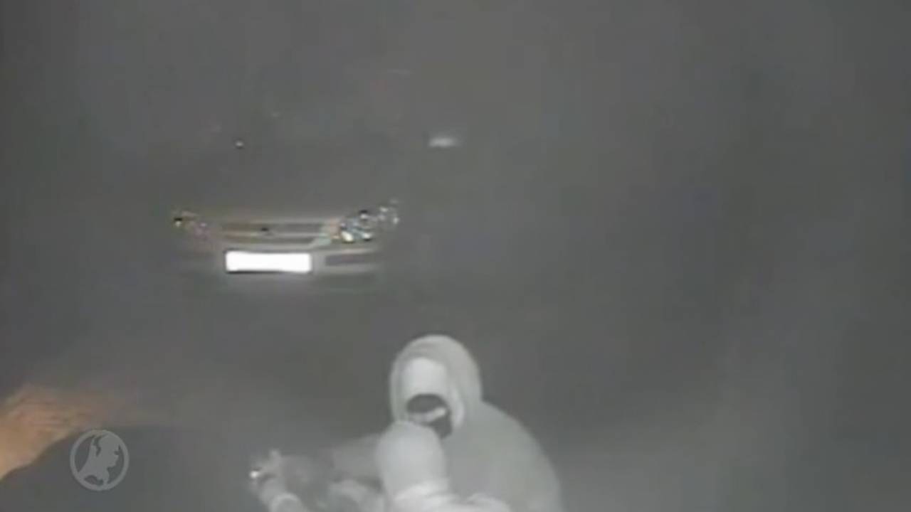 De auto van de familie wordt opgeblazen (Beeld: uitzending Hart van Nederland)