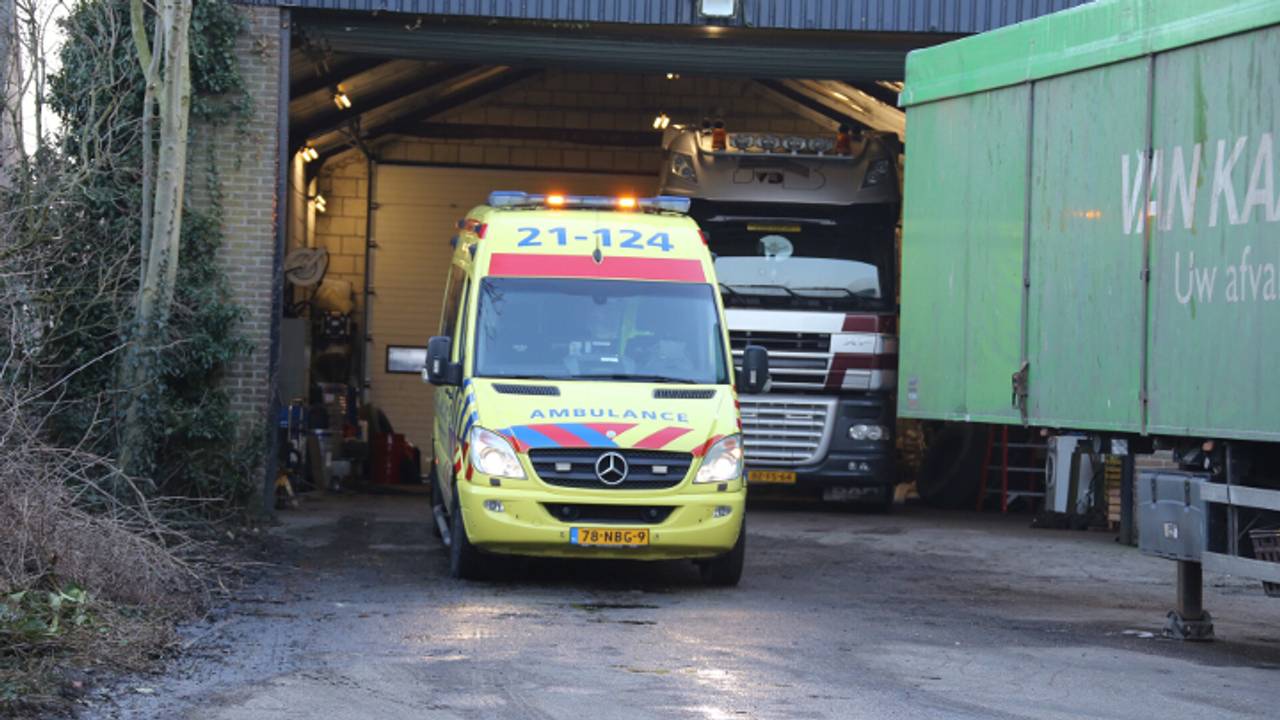 Gewonde met ambulance naar ziekenhuis (foto: AS Media)