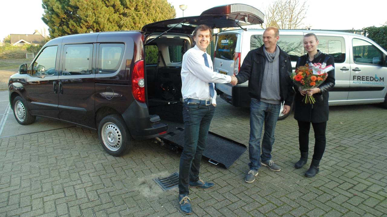 Gehandicapte Jacco van Oudheusden (13) en zijn ouders geholpen na diefstal rolstoelbus