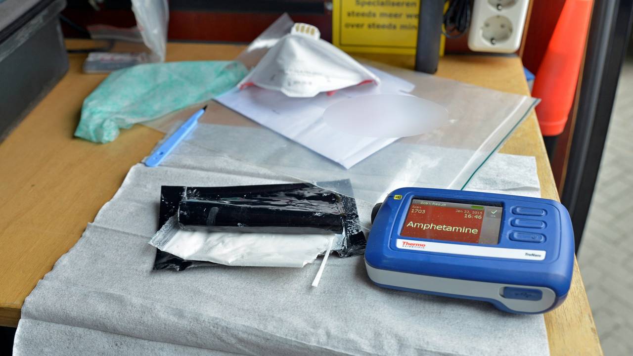 In de envelop zat amfetamine (foto: Jules Vorselaars/JV Media)