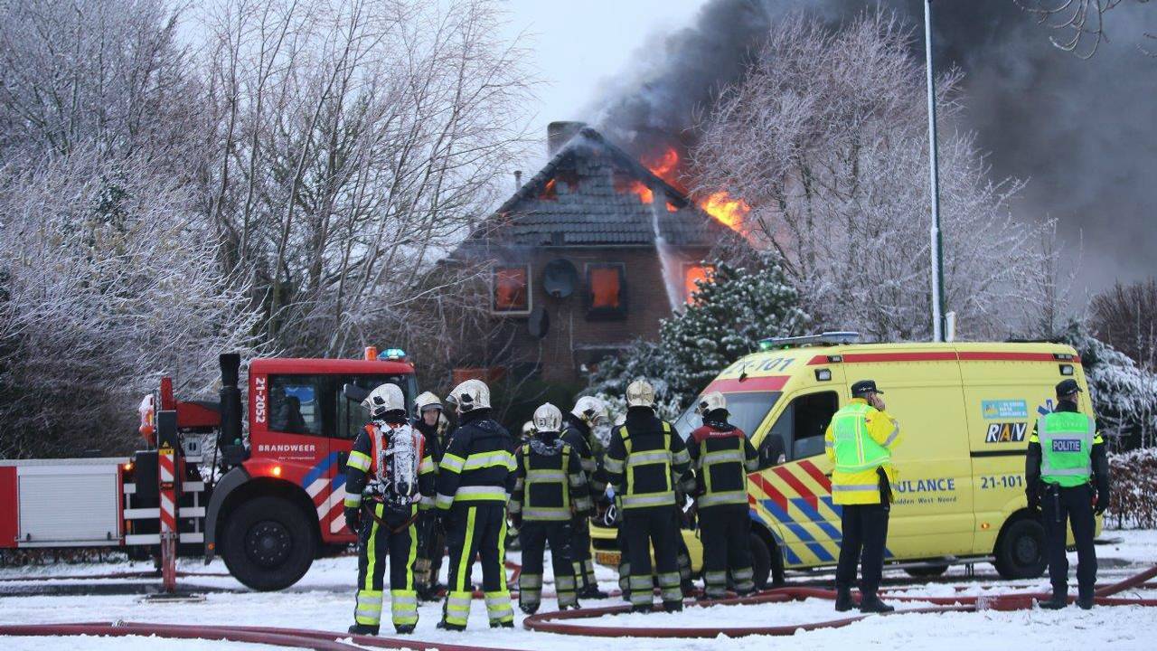 De brand aan de Provinciale weg in Maren-Kessel (foto: Bart Meesters/Meesters Multimedia)