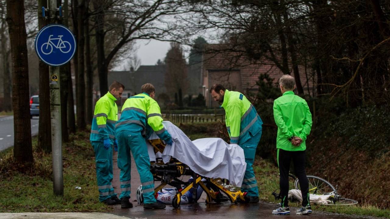 Wielrenner maakt uitglijder in Etten-Leur. foto Alexander Vingerhoeds/Obscura Foto