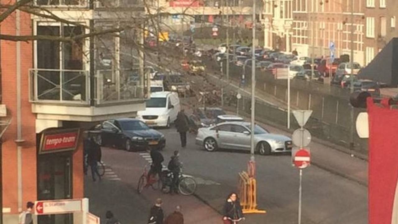 Het arrestatieteam in Den Bosch (foto Twitter/@reinierJK)