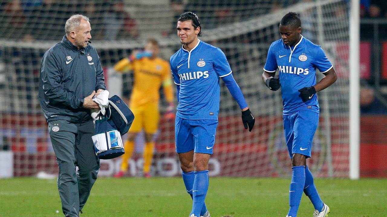 Karim Rekik verlaat het veld wegens een blessure (Foto: VI Images)