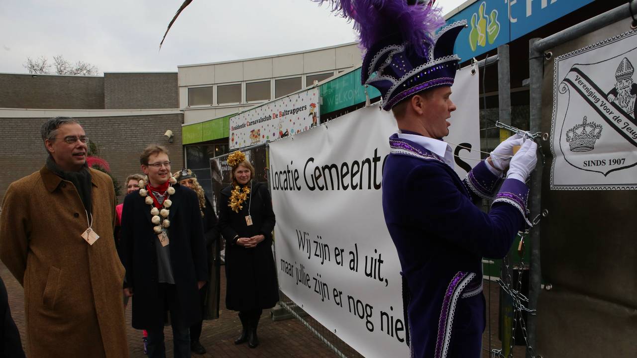 Onder het toeziend oog van burgemeester Brenninkmeijer kon prins Rudolph het hek alsnog openen