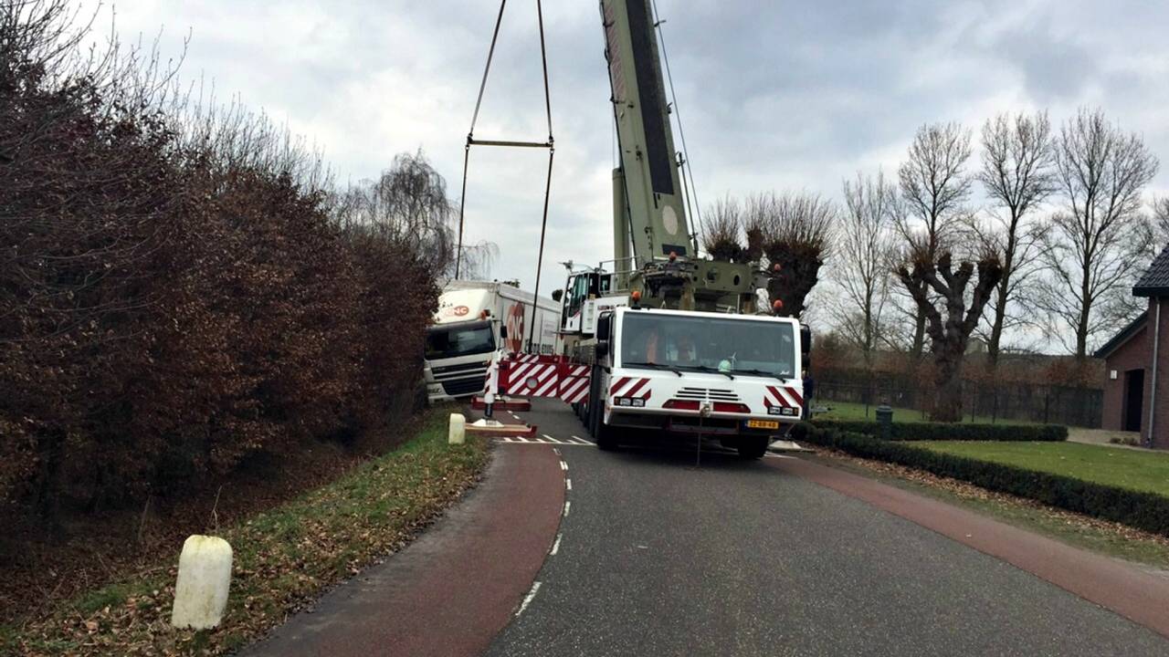 De vrachtwagen zat goed vast. (foto AS Media)