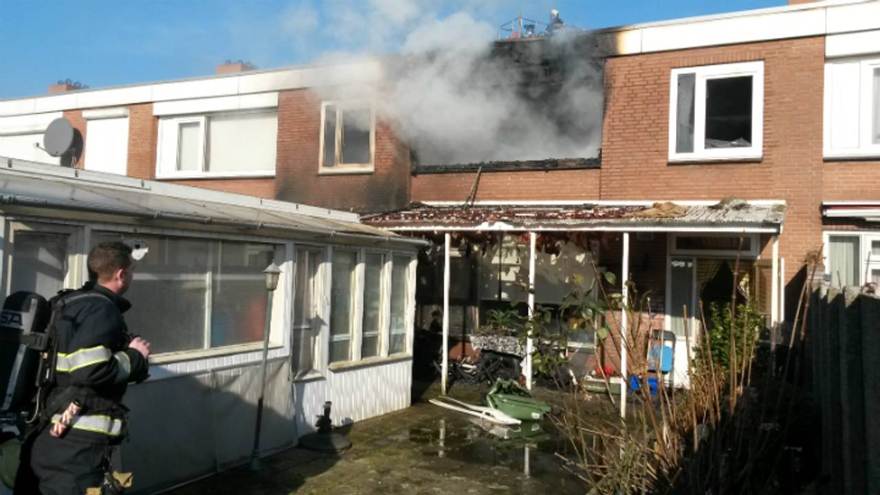De bovenverdieping van het huis is uitgebrand. Foto: Rico Vogels/SQ Vision)