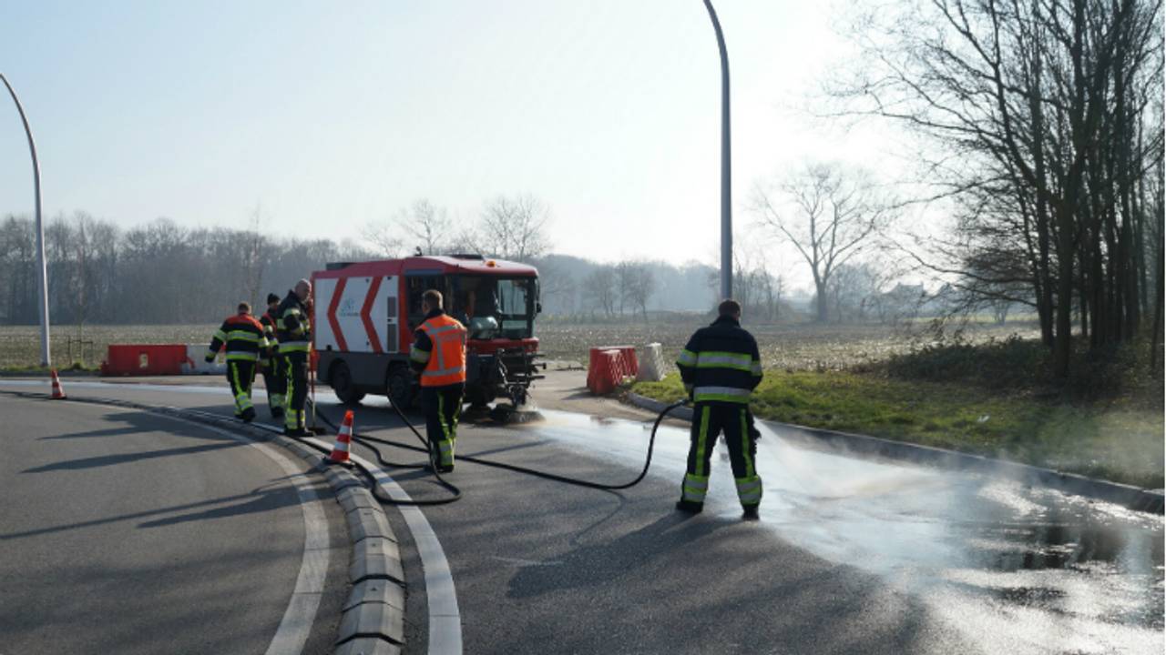 De brandweer maakt het wegdek schoon. (Foto: Martijn van Bijnen/FPMB).