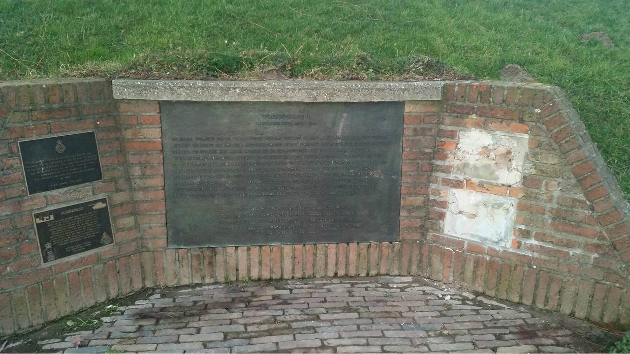 Het vernielde monument aan de Veerweg. (Foto: Martijn van Bijnen/FPMB)