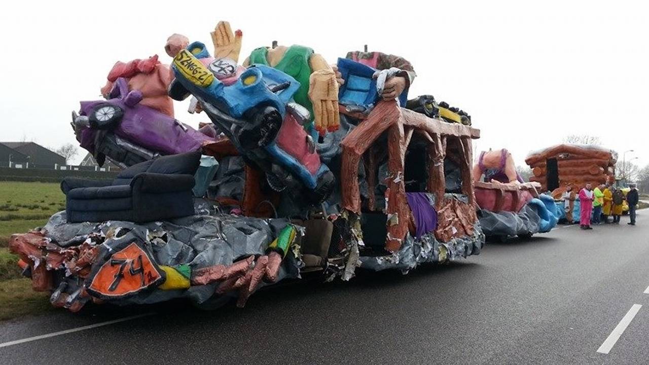 De praalwagen van CV De Gabbers in Rijen, zonder koppen (Foto: CV De Gabbers)