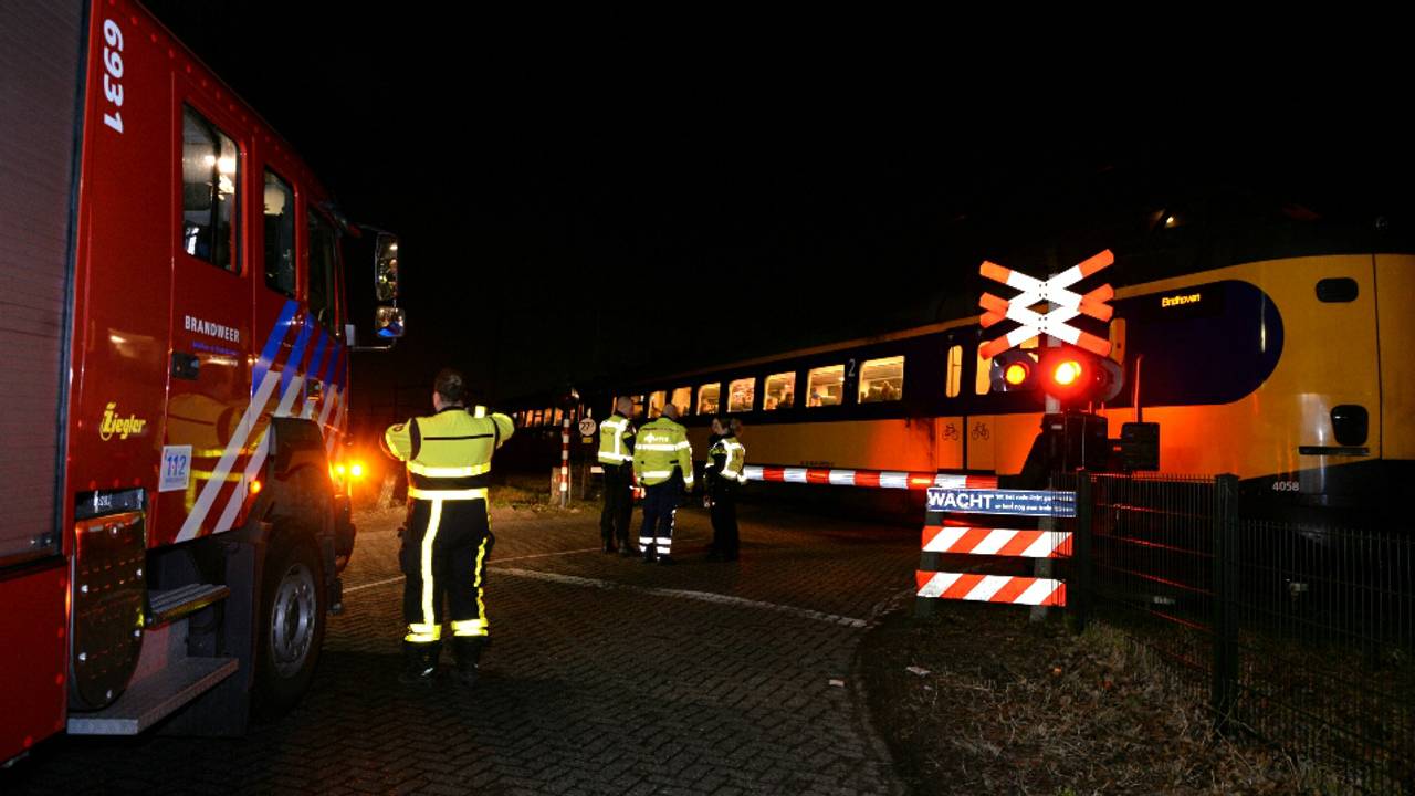 Hulpverleners bij de stilstaande trein. (Foto: Toby de Kort/De Kort Media)