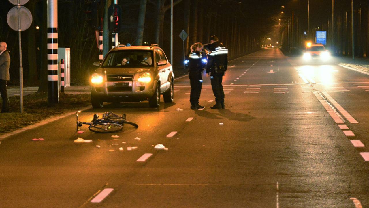 Auto schept fietser (foto: Jules Vorselaars / JV-Media)