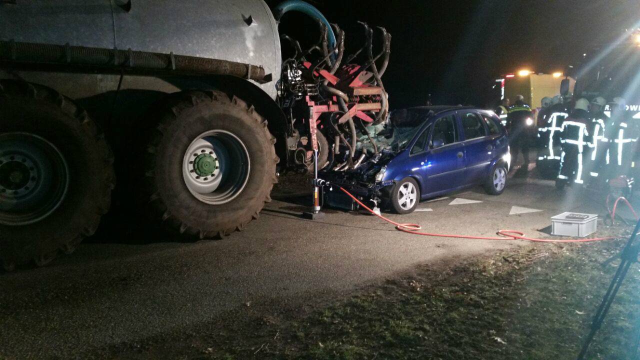 Hulpverleners druk aan het werk na het ongeval in Gilze. foto Nick van Kuijk/Persbureau GinoPress