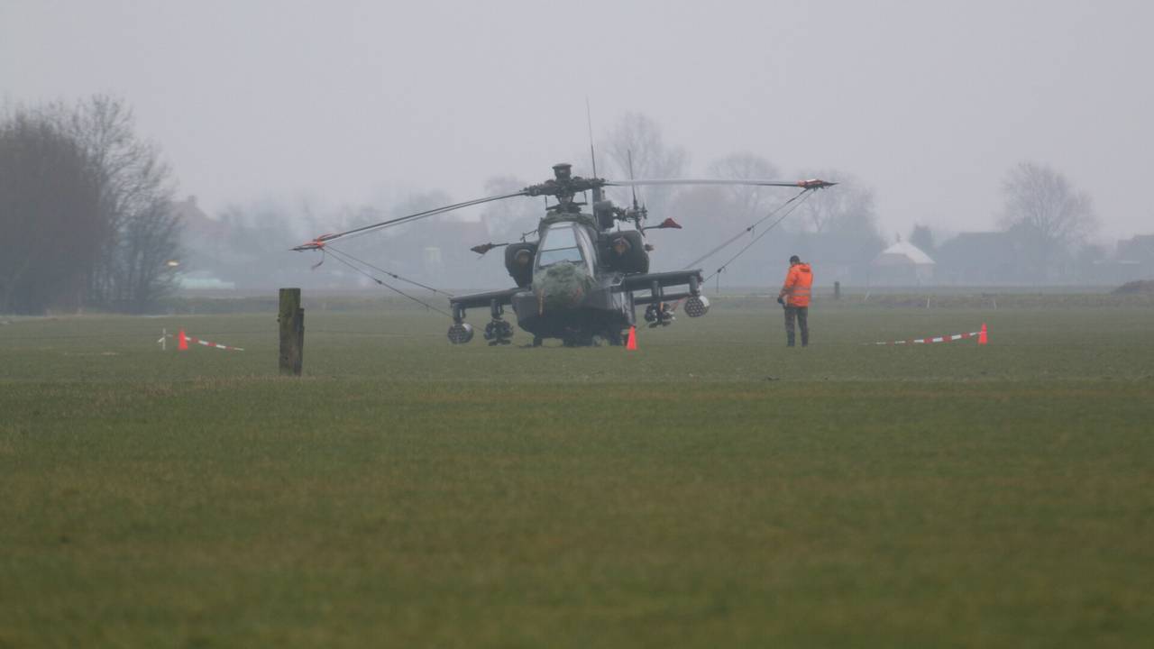 De Apache na de noodlanding in de polder in Woudrichem. (foto: Mathijs Bertens/Stuve fotografie)