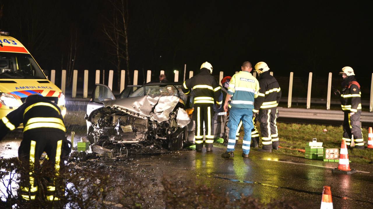 Hulpverleners aan het werk bij het wrak van de taxi. (foto: Jack Brekelmans/Persburo-BMS)