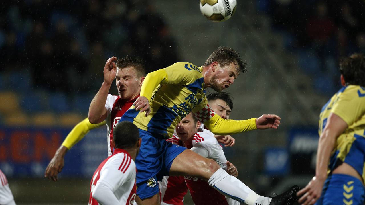 Felle duels tekenden de tweede helft. (Foto: VI Images)