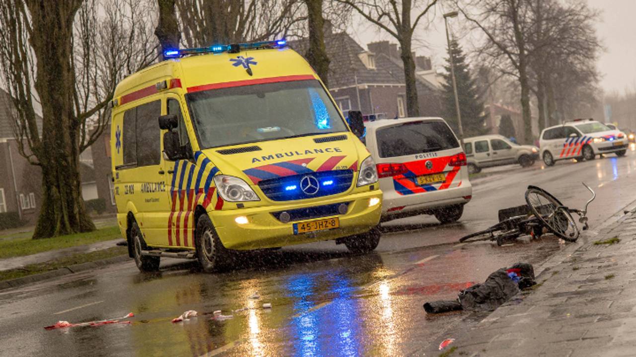 Fietser zwaargewond (foto: Rob Engelaar / NoRegular FX)