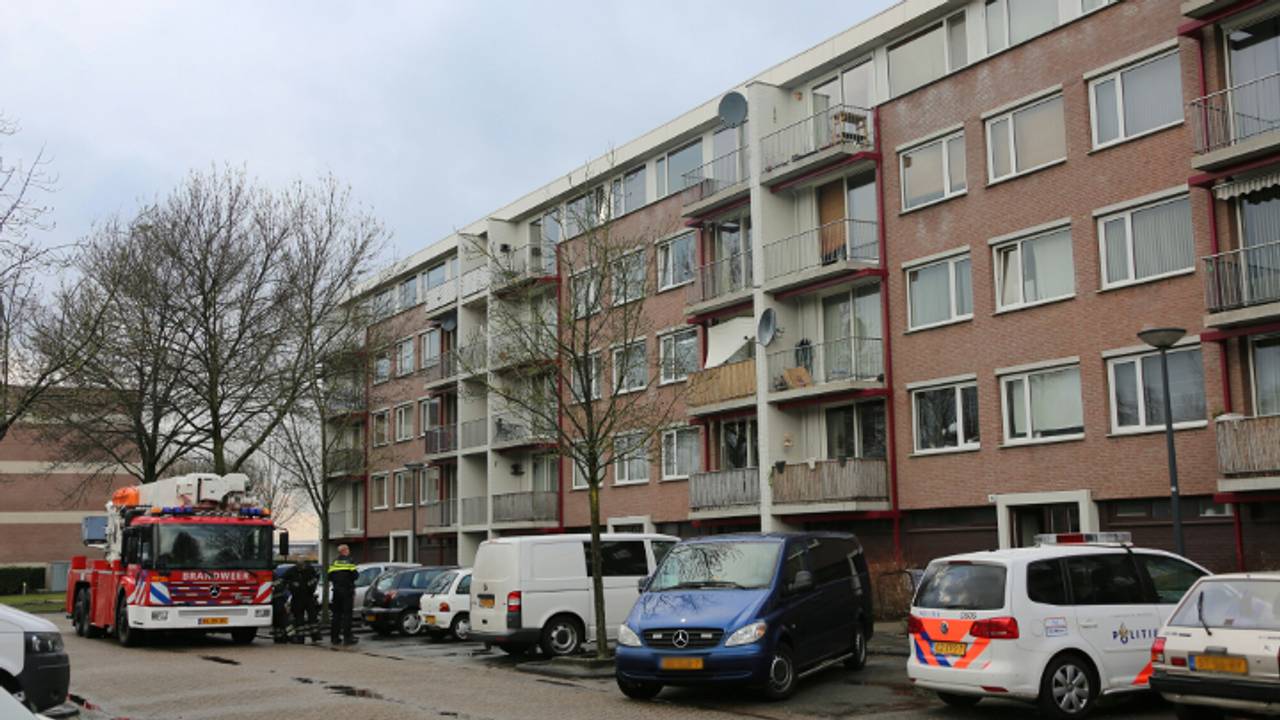 Onderzoek in flat (foto: Erik Haverhals / FPMB)