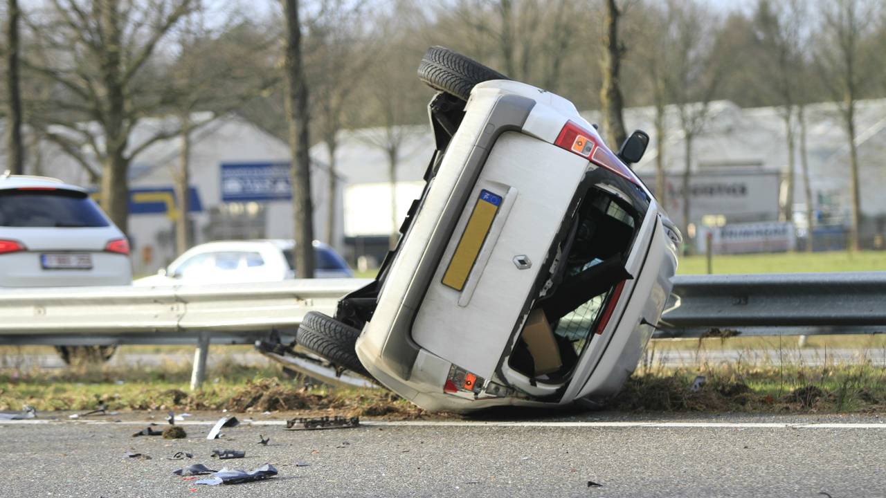 Hoe de auto over de kop sloeg is onduidelijk. (Foto Alexander Vingerhoeds/Obscura Foto)