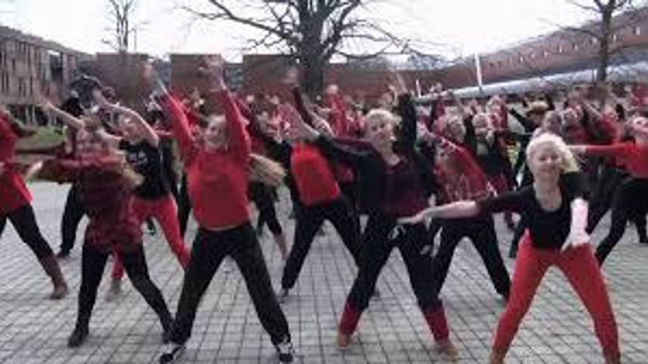 Studenten Fontys dansen tegen vrouwenmishandeling