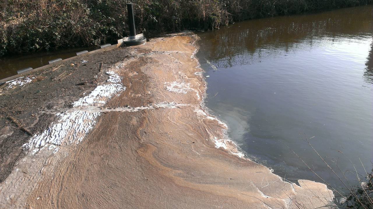 Een van de drijfbalken waarmee het waterschap de vervuiling te lijf gaat. (Foto: Brabantse Delta)