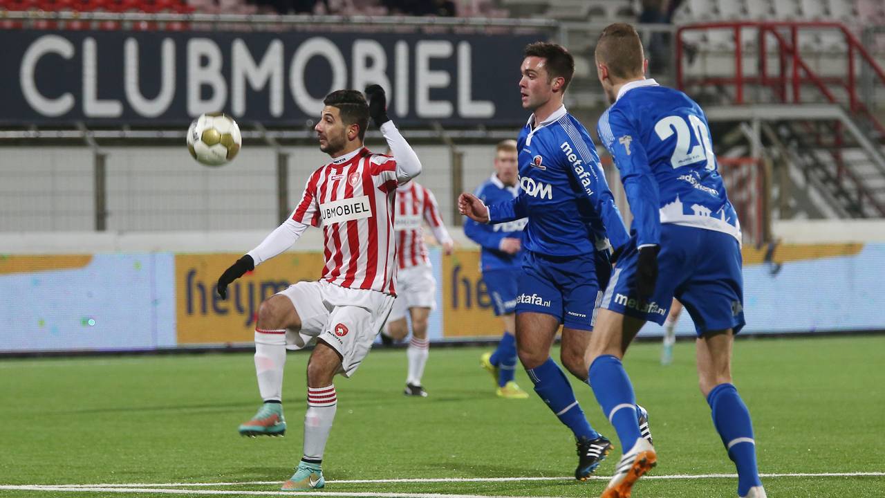Kamaci probeert balbezit voor FC Oss te behouden (Foto: VI Images)