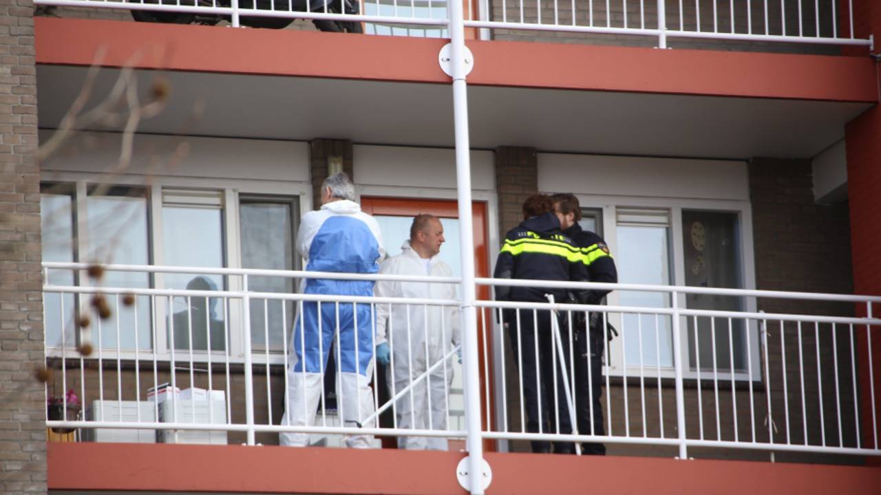 Rechercheurs doen onderzoek (Foto: Gabor Heeres/SQ Vision