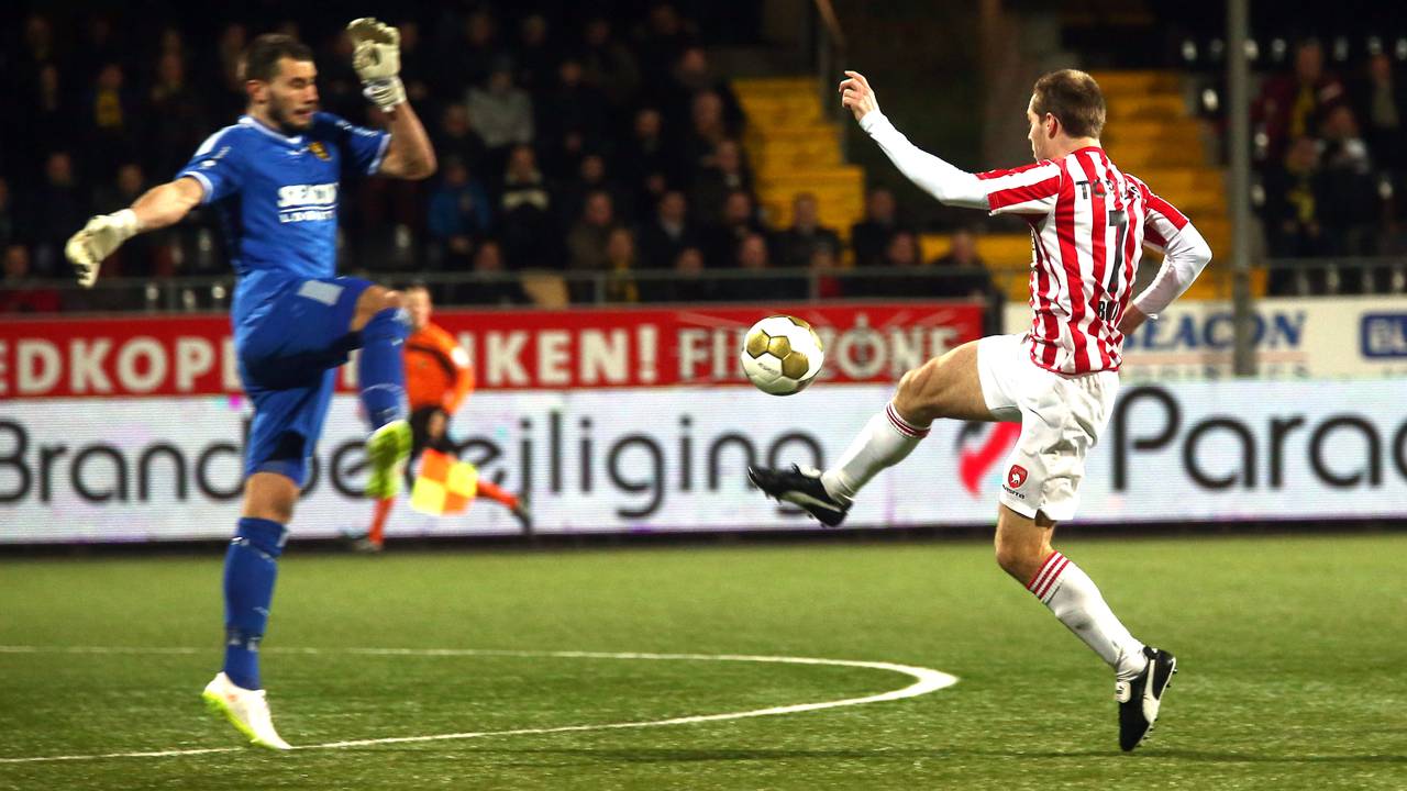 Istvan Bakx oog in oog met VVV-keeper Niki Maënpää (foto: VI Images)