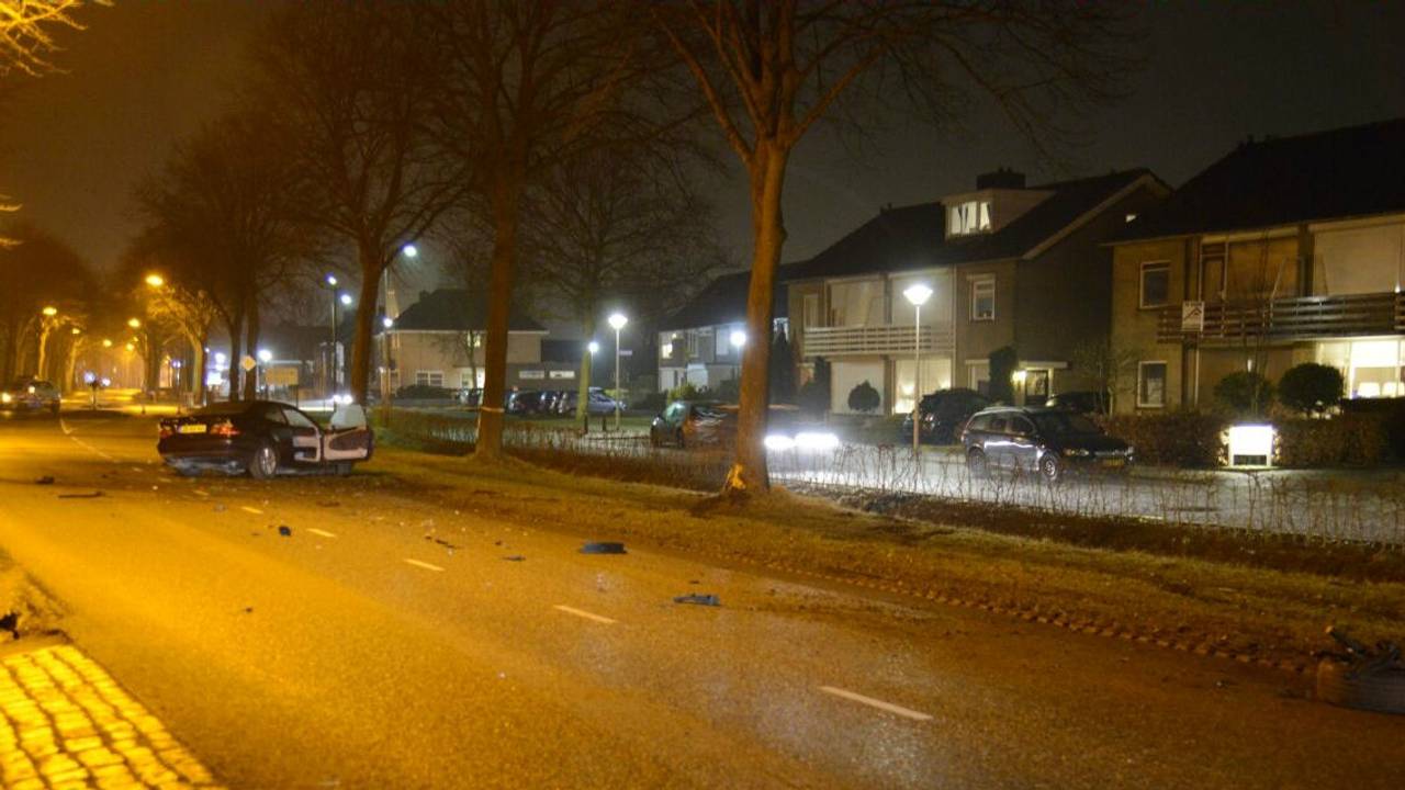 De zwaar beschadigde auto direct na het ongeluk. Archieffoto