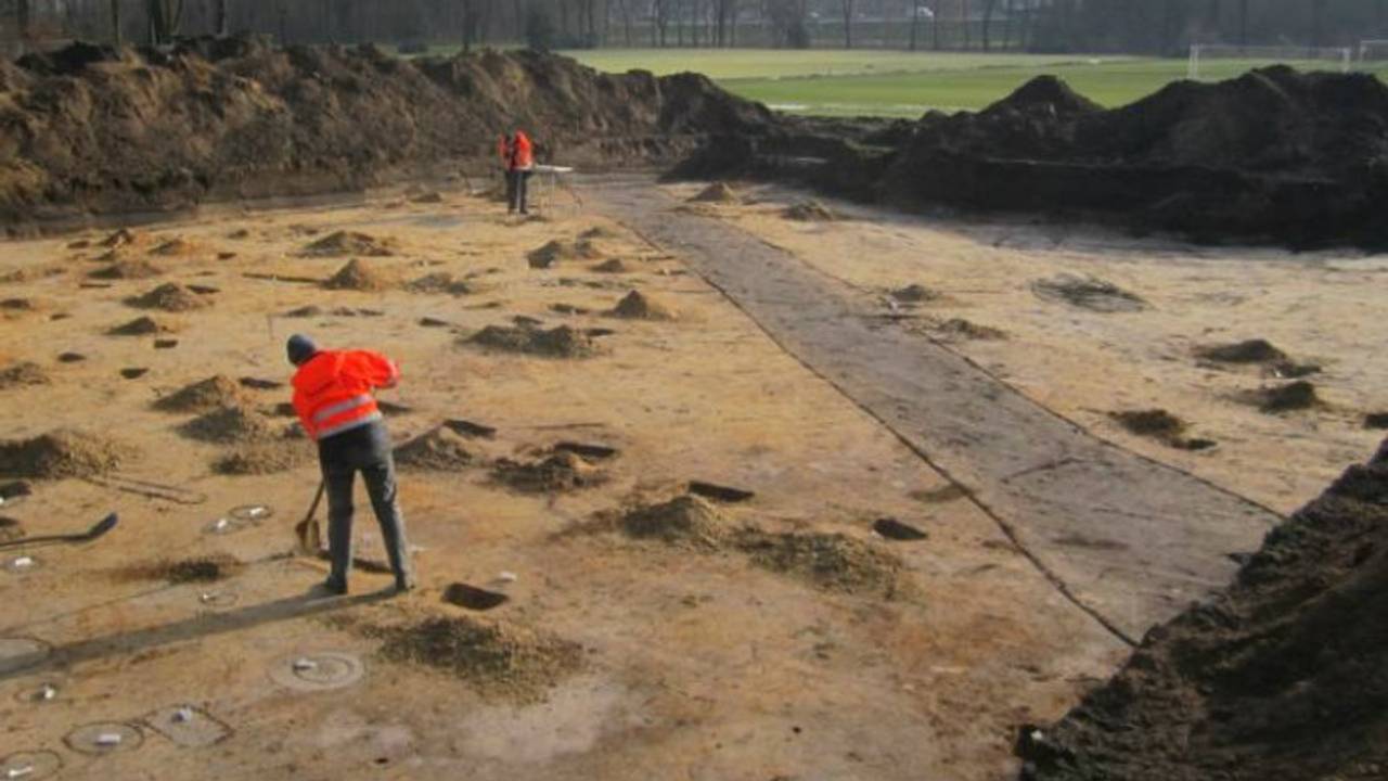 Bij opgravingen zijn de paalsporen van Romeinse boerderijen gevonden. (foto: gemeente Tilburg)