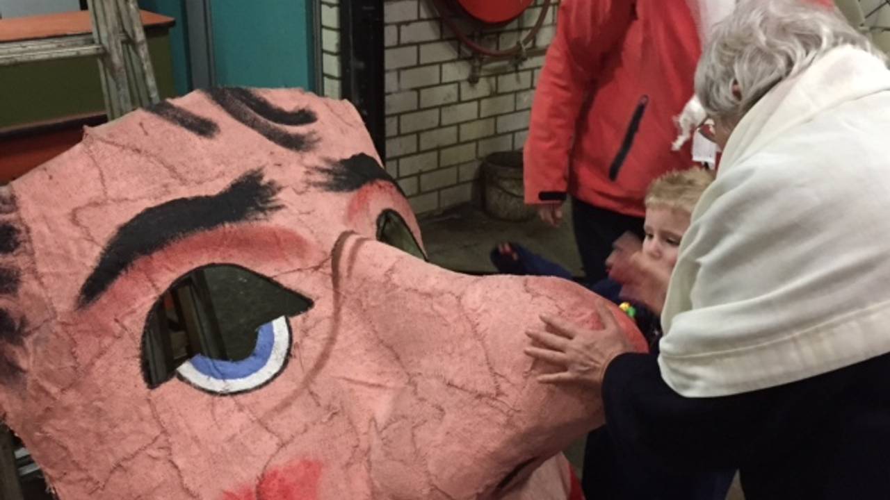 Drie generaties bij een ambachtelijk gemaakt carnavalsmasker