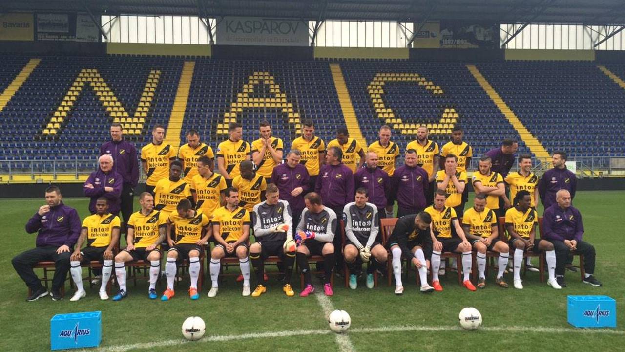 De selectie van NAC Breda ging opnieuw op de foto (Foto: Twitter NAC Breda)