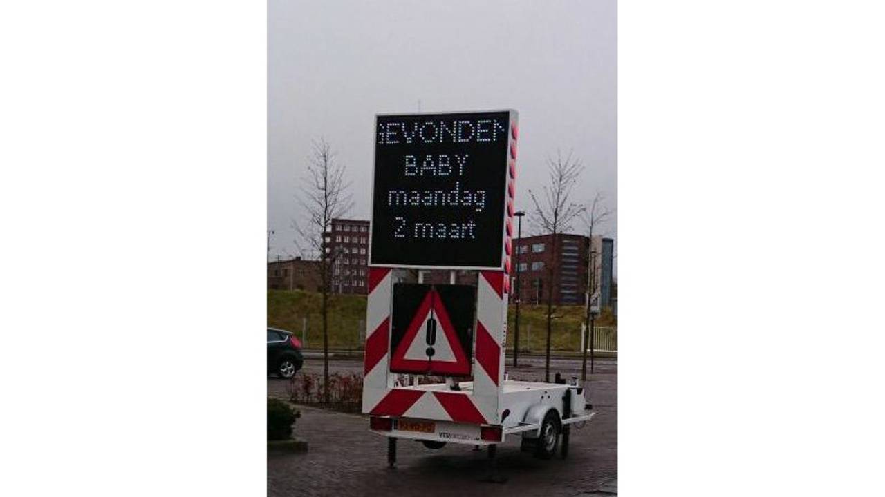 De politie heeft een lichtkrant geplaatst bij de plek waar de baby is gevonden.  (foto: Politie)